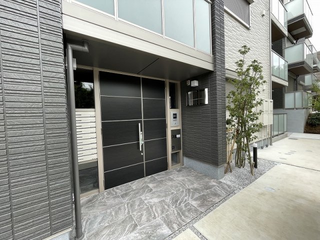 エントランス　共用エントランスは不審者の侵入を未然に防ぐオートロック付き！