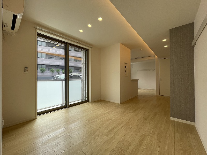 居室・リビング　南向き13帖のリビングダイニングキッチンです！広めの空間でゆ