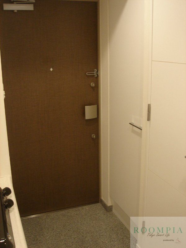 玄関　※同タイプの別のお部屋です。