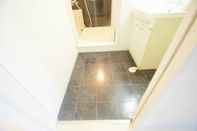 洗面設備　ゆったりとスペースのある洗面所