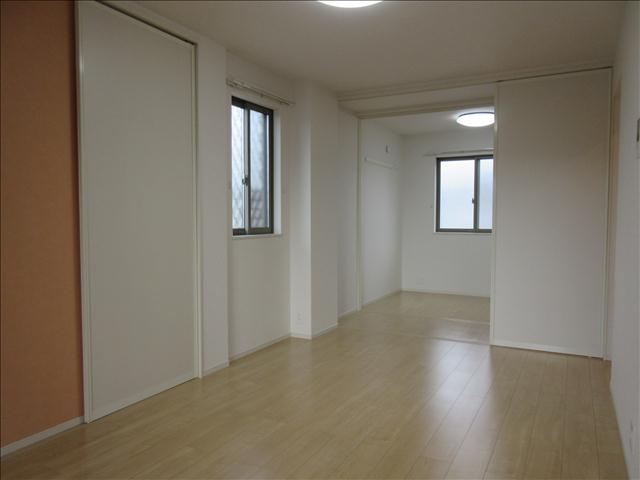居室・リビング　角部屋で窓多いです