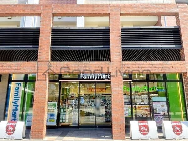 コンビニ　ファミリーマート福岡六本松駅前店（コンビニ）まで340m