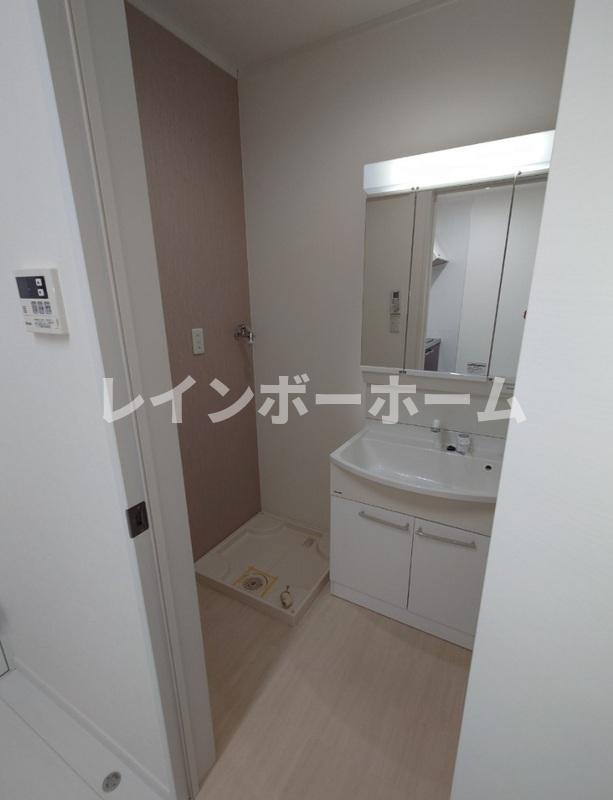 洗面設備　明るい洗面所です