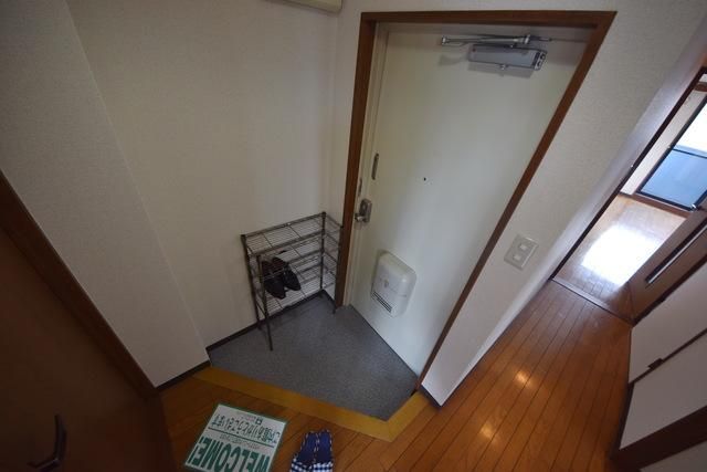 玄関　※別部屋同タイプの写真。現況と異なる場合もあります。