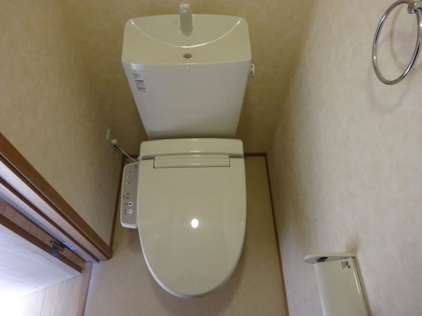 トイレ　温水シャワー付きトイレです