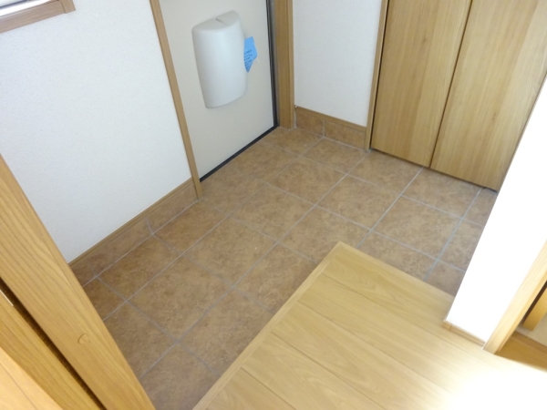 玄関　玄関を入るとホールがあります