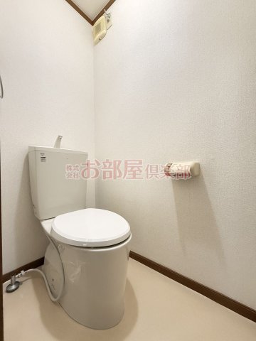 トイレ　落ち着いた色調のトイレです