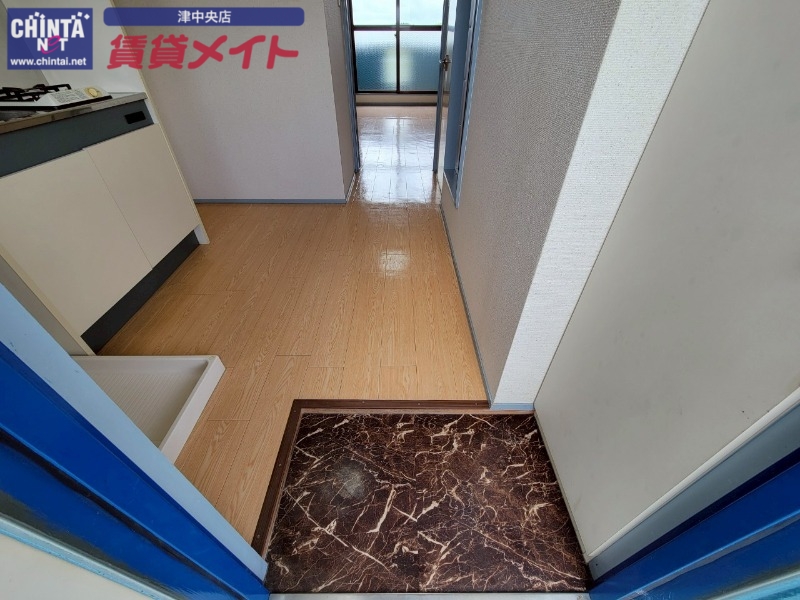 玄関　別部屋反転参考写真です