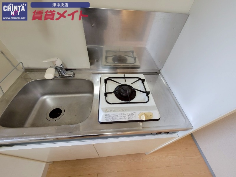 キッチン　別部屋反転参考写真です