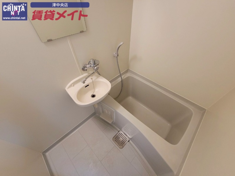 バス・シャワールーム　別部屋反転参考写真です