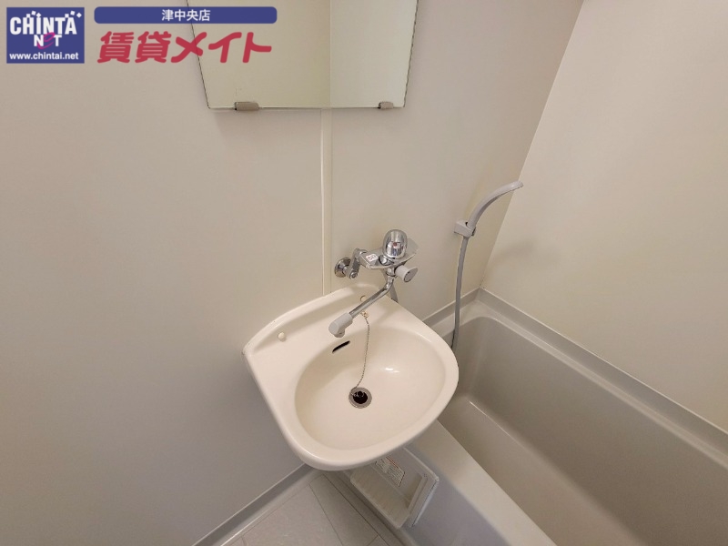 洗面設備　別部屋反転参考写真です