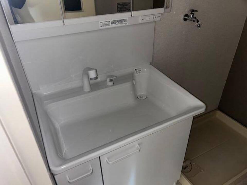 洗面設備　シャワー付洗面化粧台