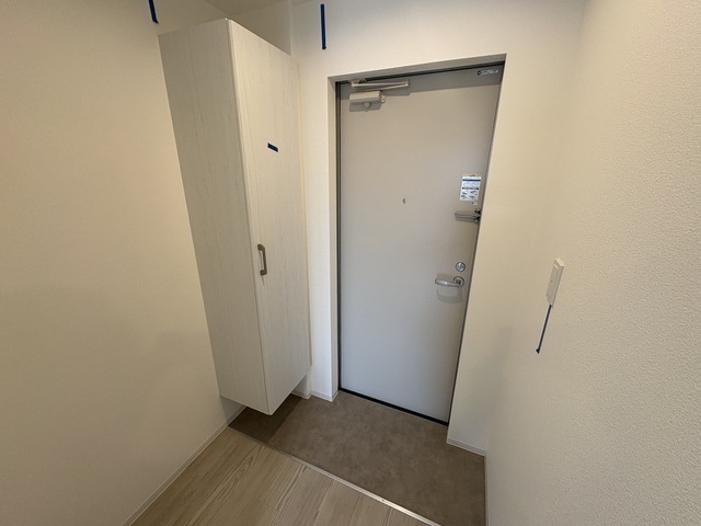 玄関　建築中のため類似物件の写真を掲載しています