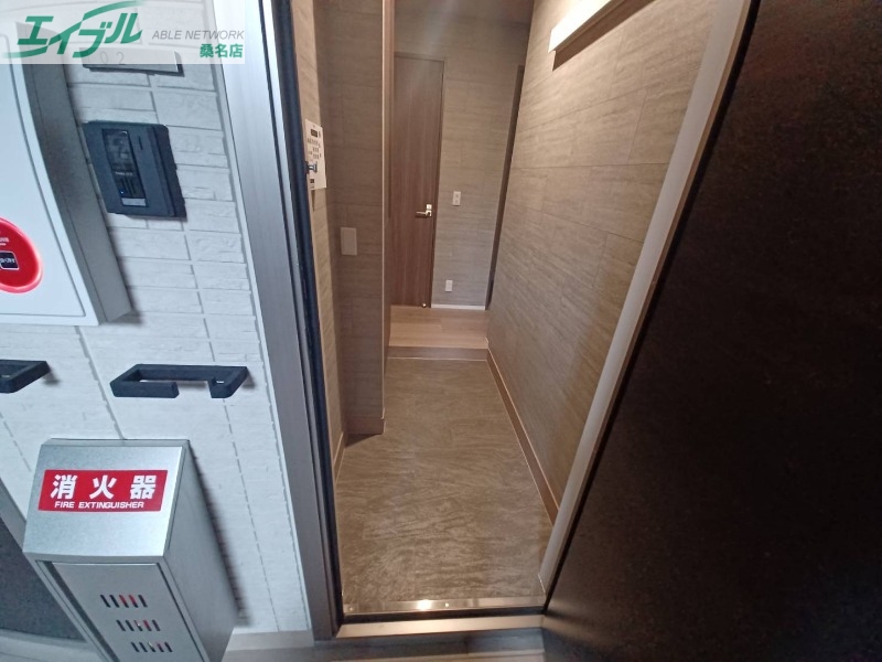 玄関　同建物別部屋写真です
