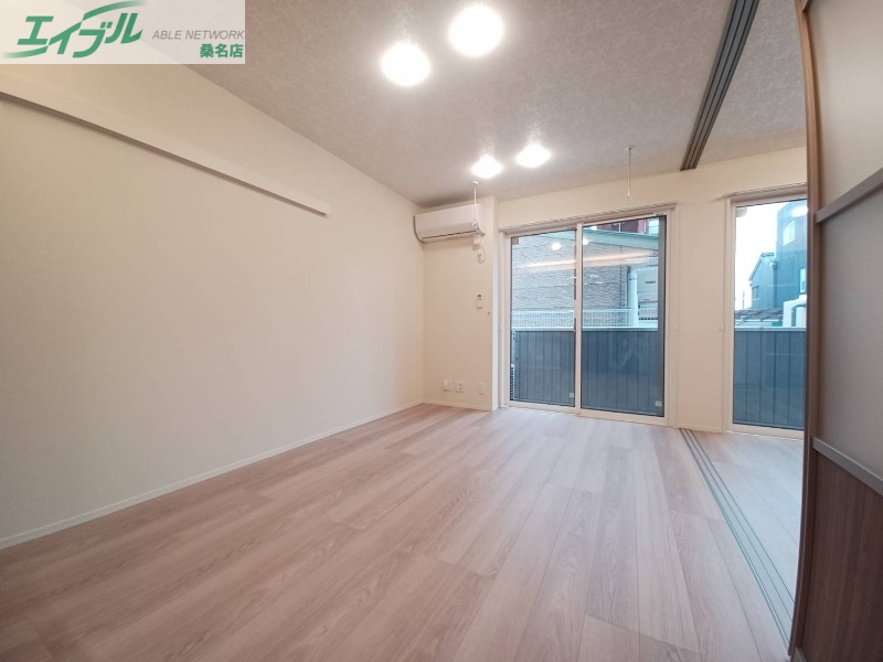 居室・リビング　同建物別部屋写真です
