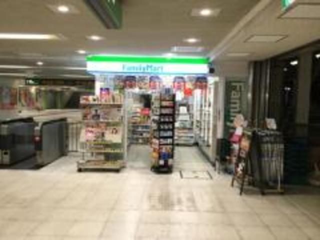 コンビニ　ファミリーマートトモニー東大和市駅店（コンビニ）まで486m