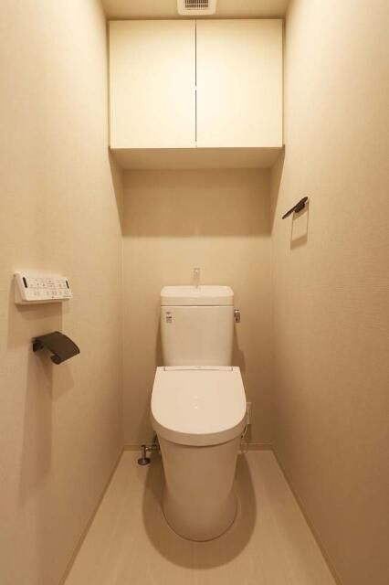 トイレ　落ち着いた色調のトイレです