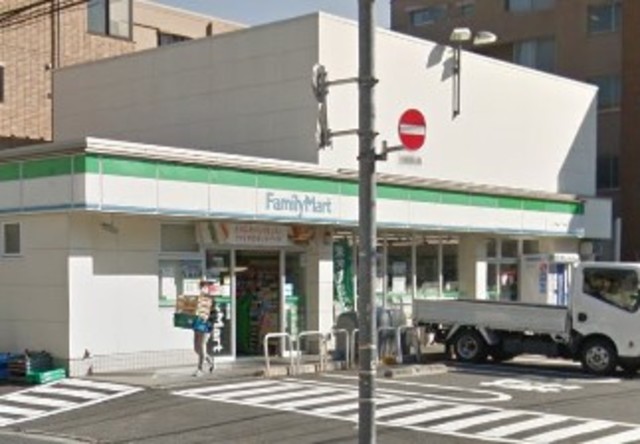 コンビニ　ファミリーマート世田谷二丁目店（コンビニ）まで740m