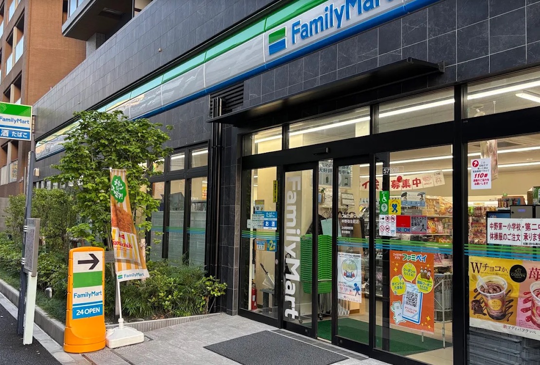コンビニ　ファミリーマート中野弥生町店（コンビニ）まで151m