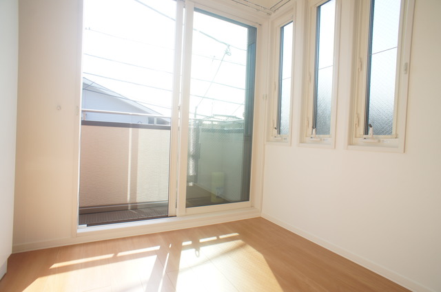 その他部屋・スペース　２面採光なので、明るく風通しのよいお部屋です♪