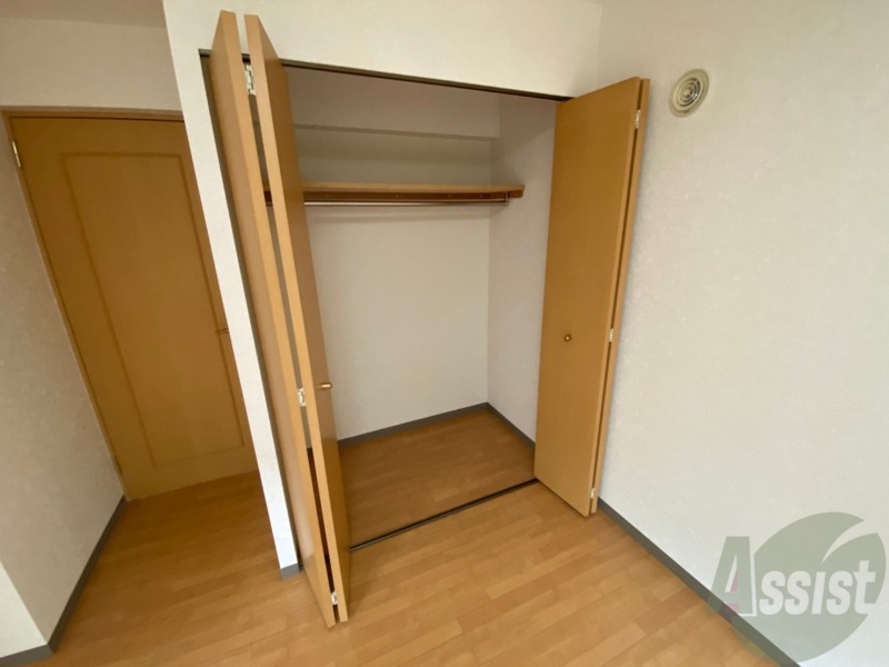 収納　こちらの収納にはハンガーをかけて服もしまえますね。