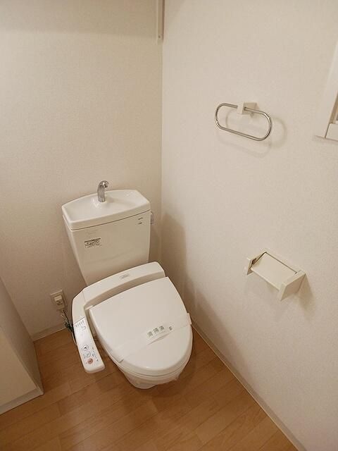 西武新宿線 中井駅 徒歩2分 3階建 築17年のトイレ写真