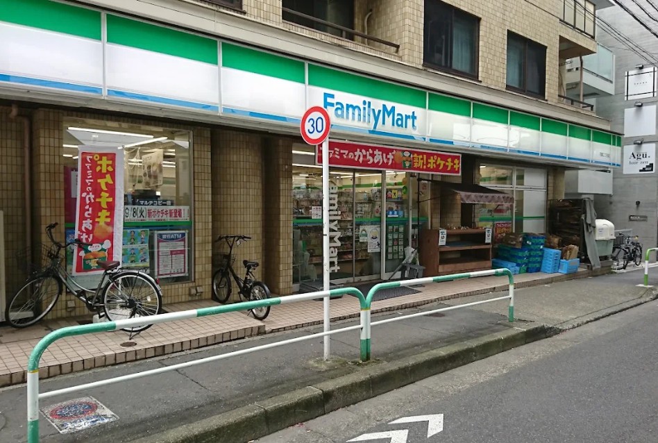 コンビニ　ファミリーマート用賀二丁目店（コンビニ）まで60m