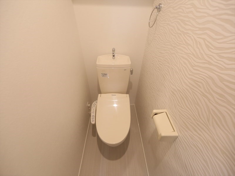 トイレ　温水洗浄暖房便座付トイレ　同型写真