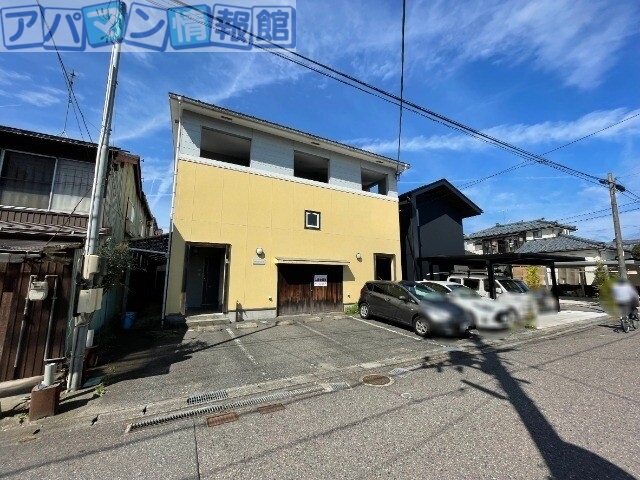 新潟市江南区亀田本町のアパートの建物外観