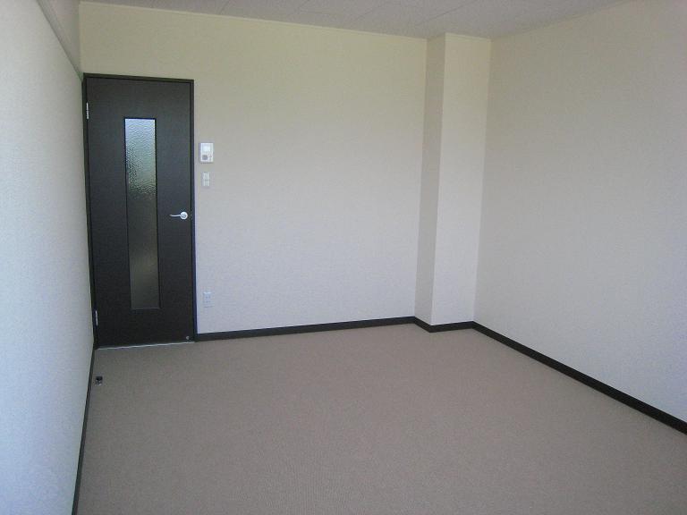 居室・リビング　２Ｆ居間、別に収納スペースあり