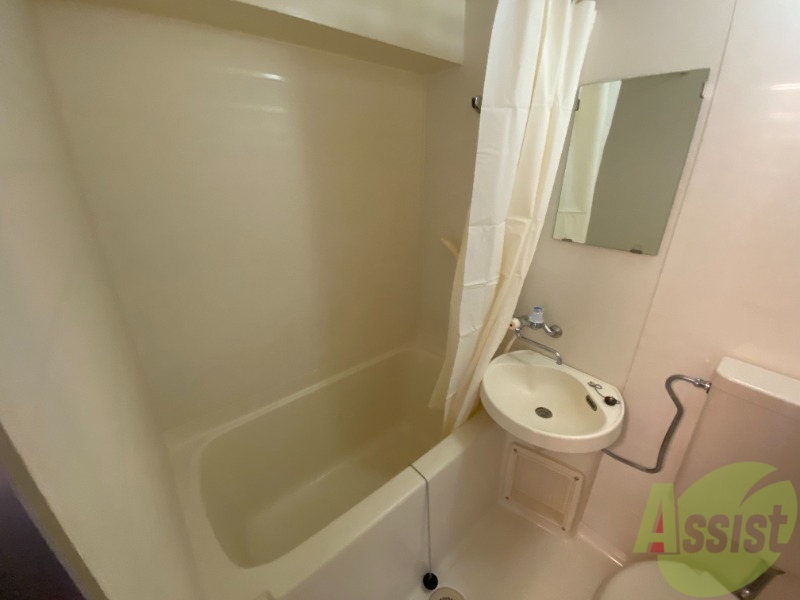 バス・シャワールーム　浴室はシンプル。一人暮らしにはちょうど良いサイズですね。