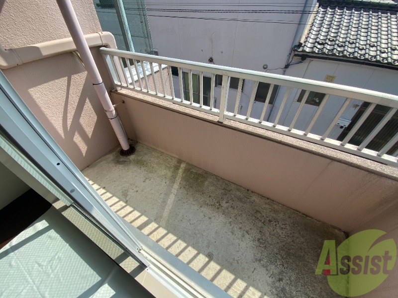 バルコニー　バルコニーは南向きです。暖かい日差しが望めそうですね。