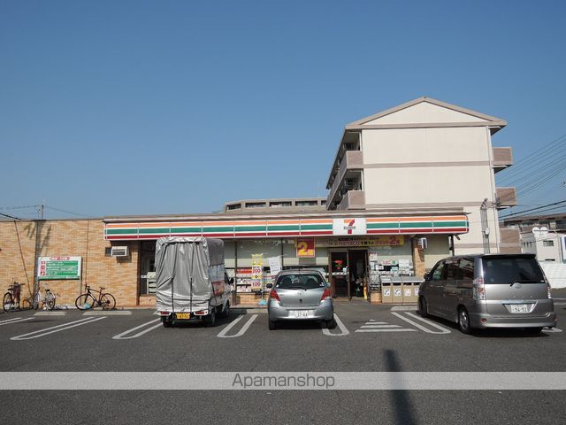 コンビニ　セブンイレブン（コンビニ）まで327m