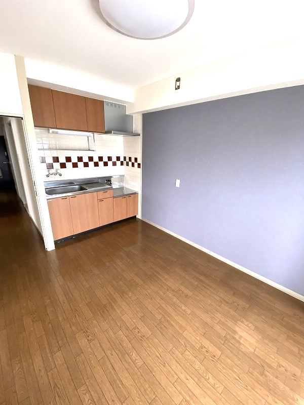 居室・リビング　DKは6帖！バルコニーと繋がってます