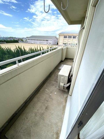 バルコニー　バルコニーでは洗濯物も干せます♪