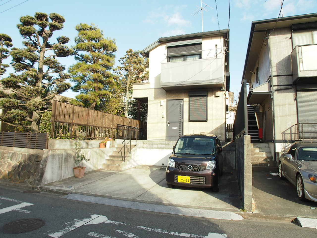 建物外観　駐車場は向かって左側！