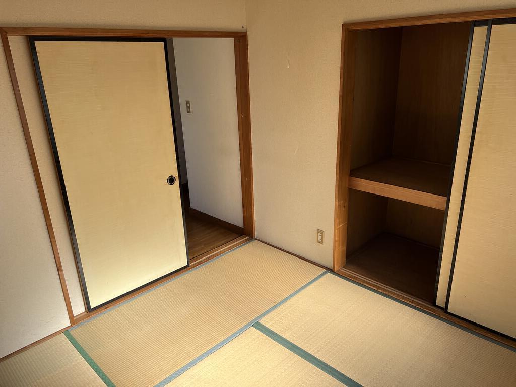 収納　西和室押し入れ