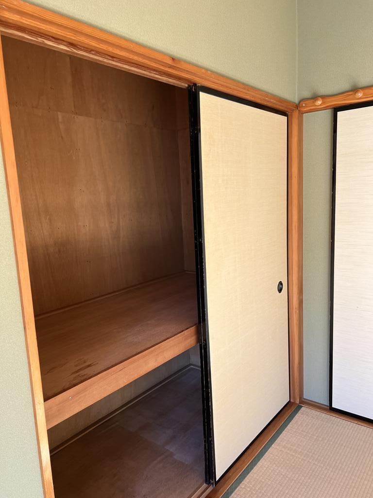 収納　東和室押し入れ