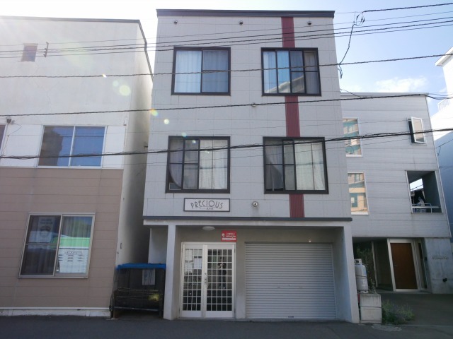 札幌市東区北八条東のアパートの建物外観