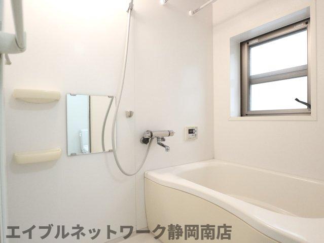 バス・シャワールーム　落ち着いた空間のお風呂です