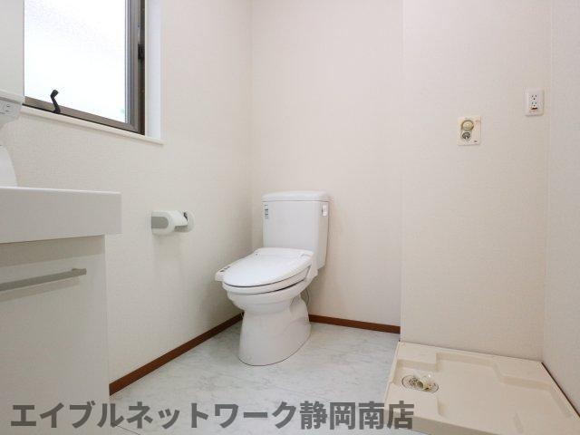 トイレ　落ち着いた色調のトイレです