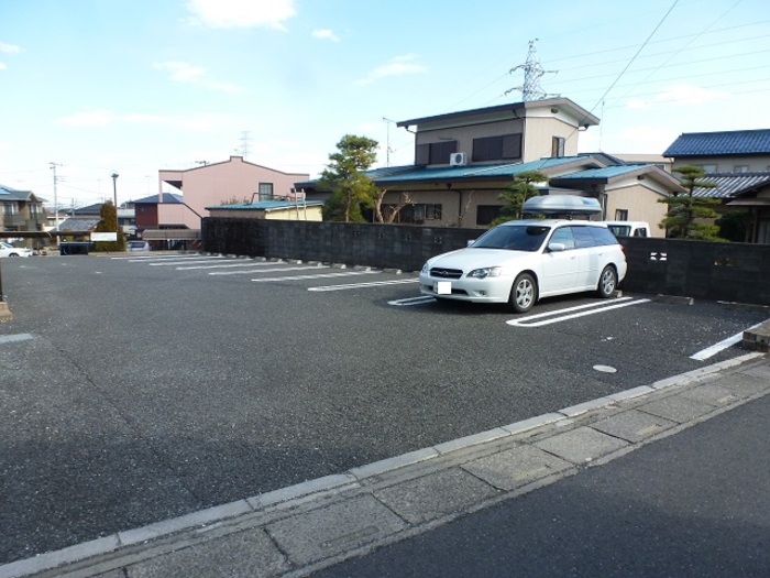 【オーククレストIIの駐車場】