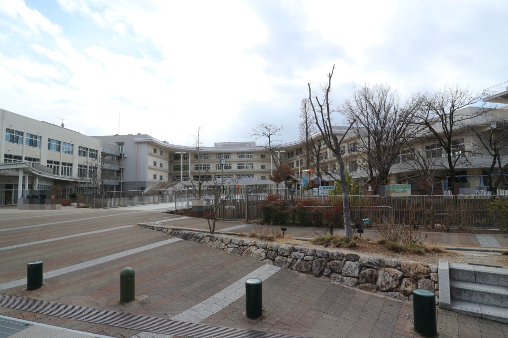 【守山市梅田町のマンションの小学校】