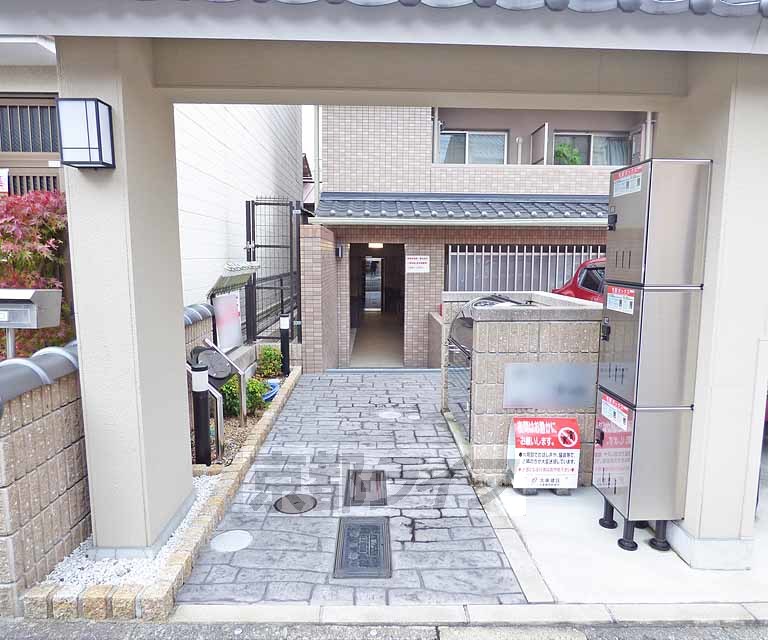 【京都市上京区北蟹屋町のマンションのエントランス】