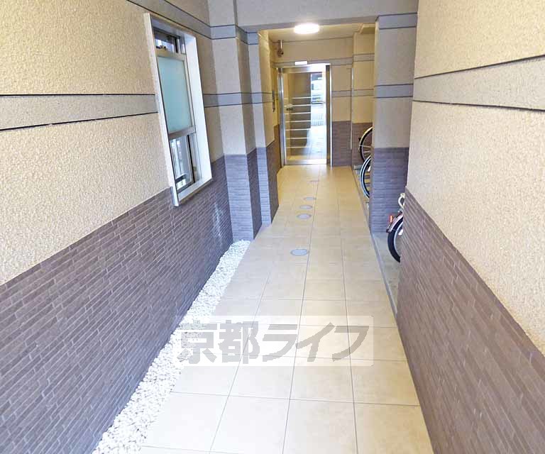 【京都市上京区北蟹屋町のマンションのロビー】