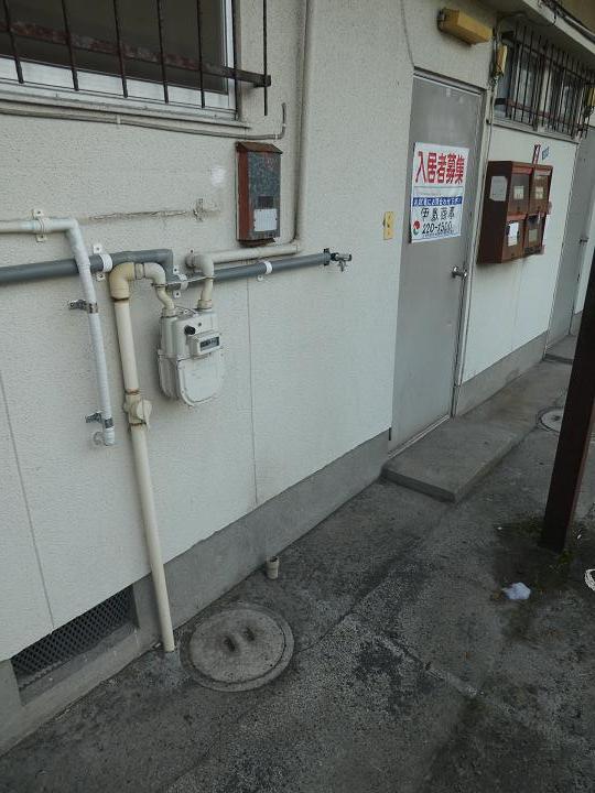 その他　洗濯機置場は室外です