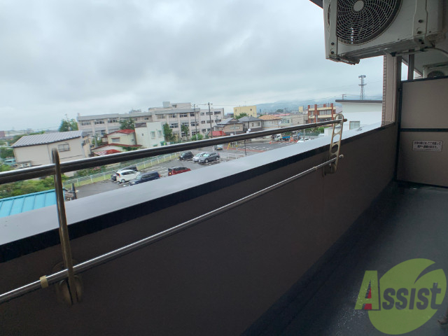 バルコニー　バルコニーがあるので洗濯物は外に干せそうですね～