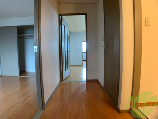 玄関　玄関から撮影しました。敷居が高くなくて安心ですね。
