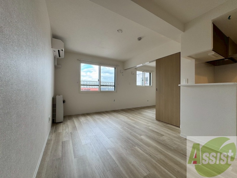 居室・リビング　木目のフローリングは落ち着きのある印象のお部屋になりますね。