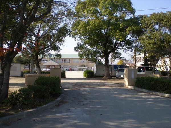 小学校　久留米市立荒木小学校（小学校）まで662m